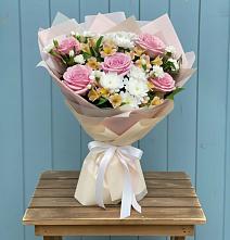 Букет цветов из:  Гвоздики, Орхидеи и Розы в Олу