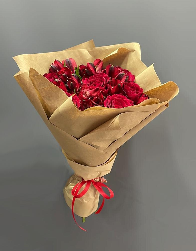 Букет цветов из: Альстромерии и Розы в Олу