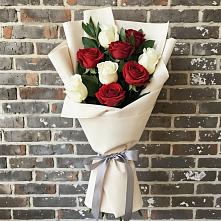 Букет красно-белые розы в Олу Букет цветов из: Розы в Олу
