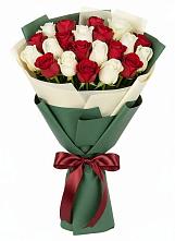Букет Микс из красных и белых роз в Олу