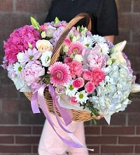 Цветочная композиция из Розы, Хризантемы, Пионы и Лизиантусы в корзине в Олу