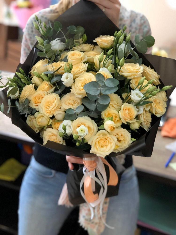 Букет цветов из: Розы и Лизиантусы в Олу