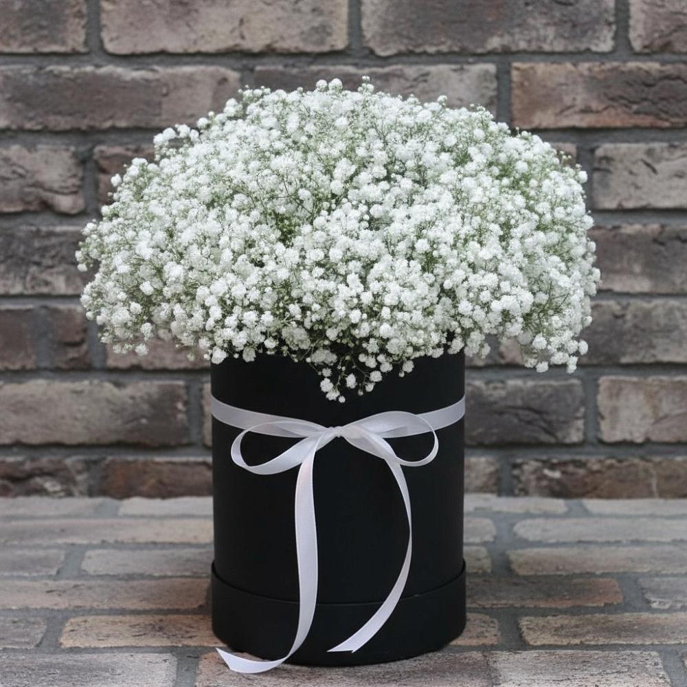 Цветочная композиция из Гипсофила в шляпной коробке в Олу