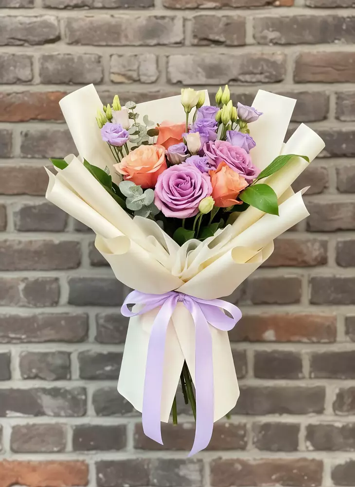 Букет цветов из: Лизиантусы и Розы в Олу