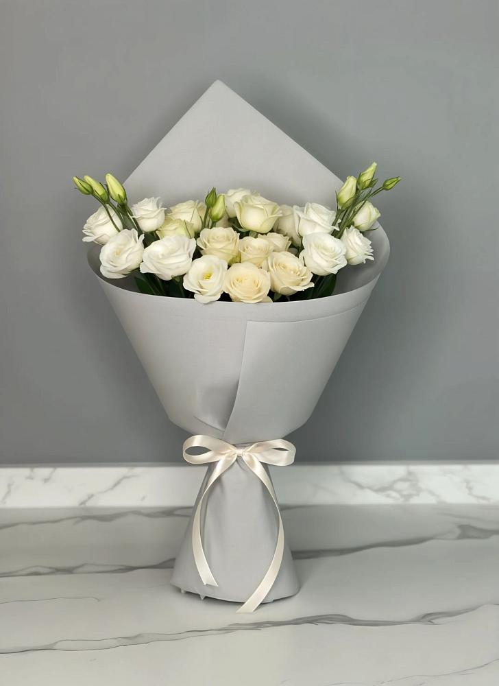 Букет цветов из: Розы и Лизиантусы в Олу