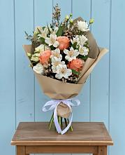 Букет яркий комплимент в Олу Букет цветов из: Альстромерии, Лизиантусы, Розы и Хризантемы в Олу