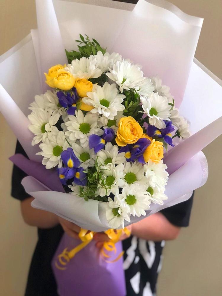 Букет цветов из: Ирисы, Хризантемы и Розы в Олу