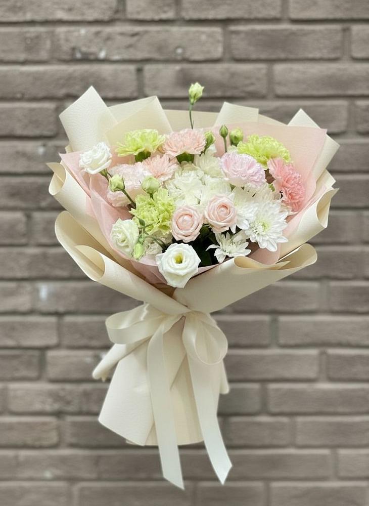 Букет цветов из: Гвоздики, Розы, Лизиантусы и Хризантемы в Олу