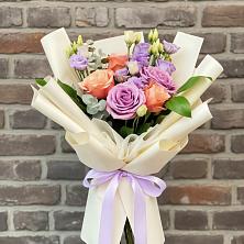 Букет цветов из:  Лизиантусы и Розы в Олу