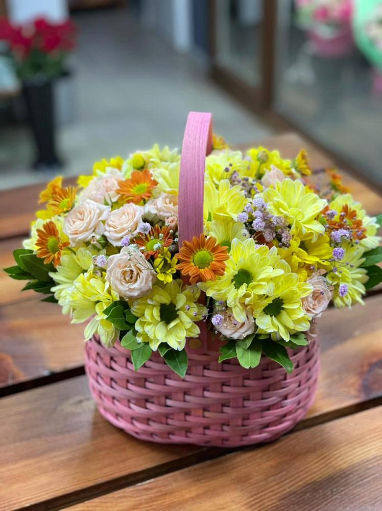 Цветочная композиция из Хризантемы и Розы в корзине в Олу