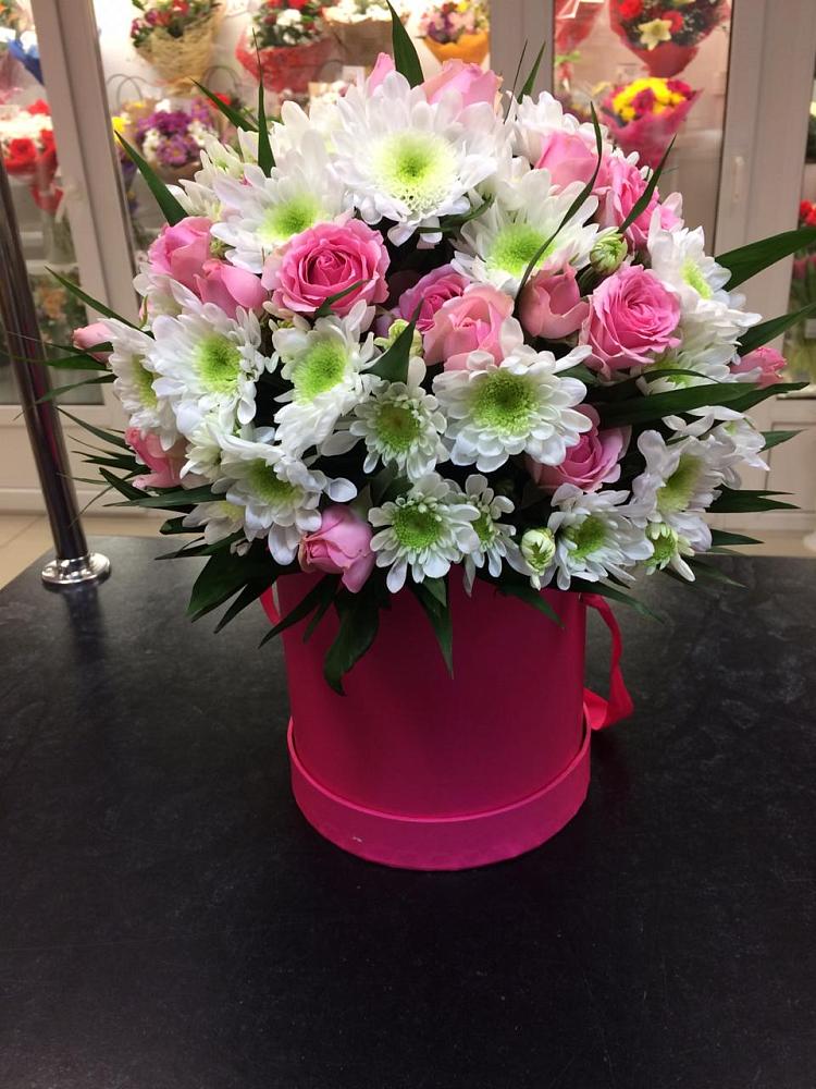 Цветочная композиция из Розы и Хризантемы в шляпной коробке в Олу