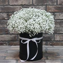 Цветочная композиция из Гипсофила в шляпной коробке в Олу