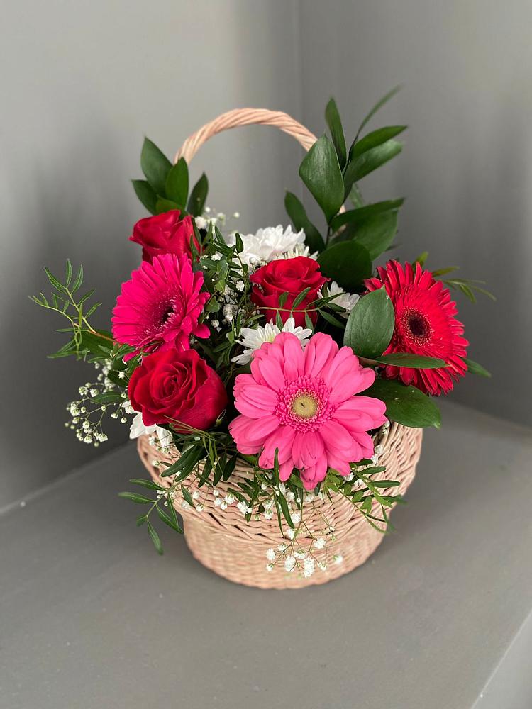 Цветочная композиция из Розы, Хризантемы и Герберы в корзине в Олу