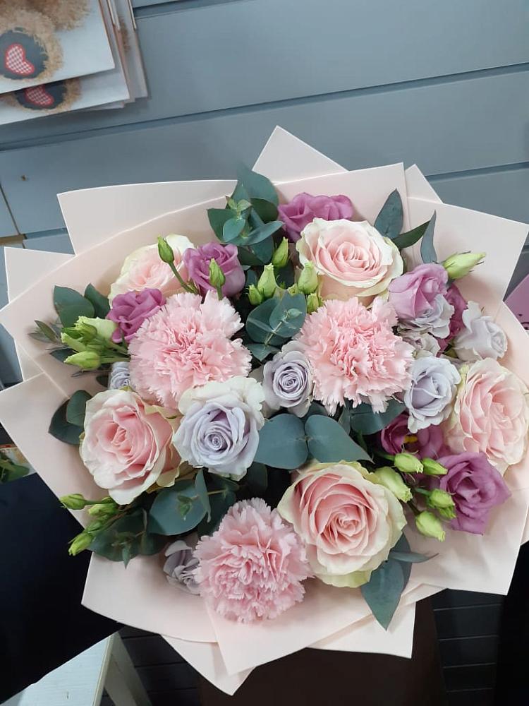 Букет цветов из: Розы, Гвоздики и Лизиантусы в Олу