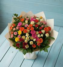 Букет Микс из разноцветных кустовых роз в Олу