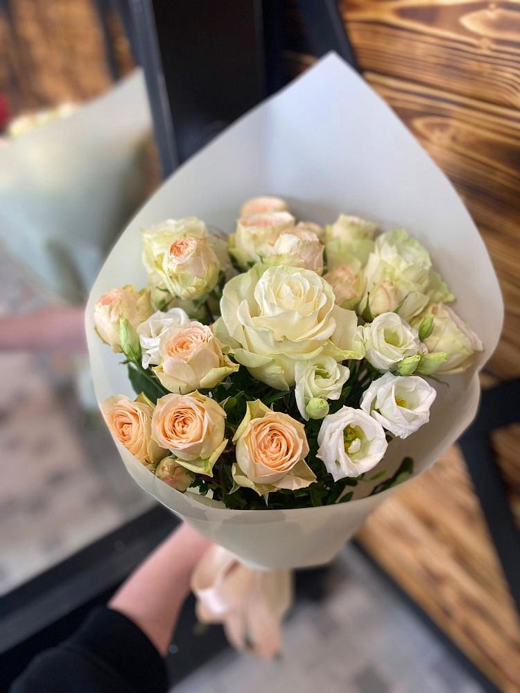 Букет цветов из: Розы и Лизиантусы в Олу